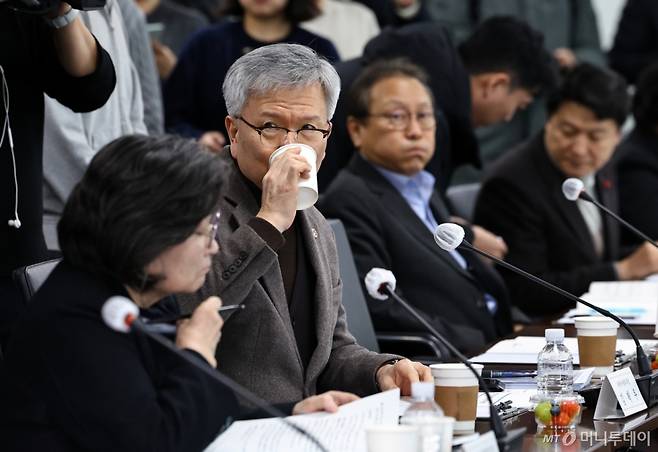 김택우(왼쪽 두번째) 대한의사협회장이 27일 서울 서초구 건강보험심사평가원 전문가자문회의장에서 열린 '제5차 보건의료정책심의위원회'에 참석해 물을 마시고 있다./사진=뉴시스