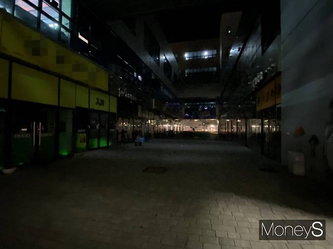 경북 드림밸리혁신도시는 정부의 인구계획 목표를 거의 달성했음에도 가족 동반 이주율이 매우 낮다. 주말이면 불 꺼진 유령도시가 된다. 사진은 지난 10일 토요일 밤 불이 꺼진 KTX 김천구미역 앞 상가. /사진=최성원 기자