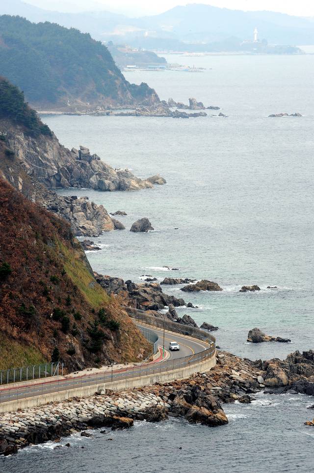 바다와 딱 붙어서 이어지는 강원 고성의 해안도로.