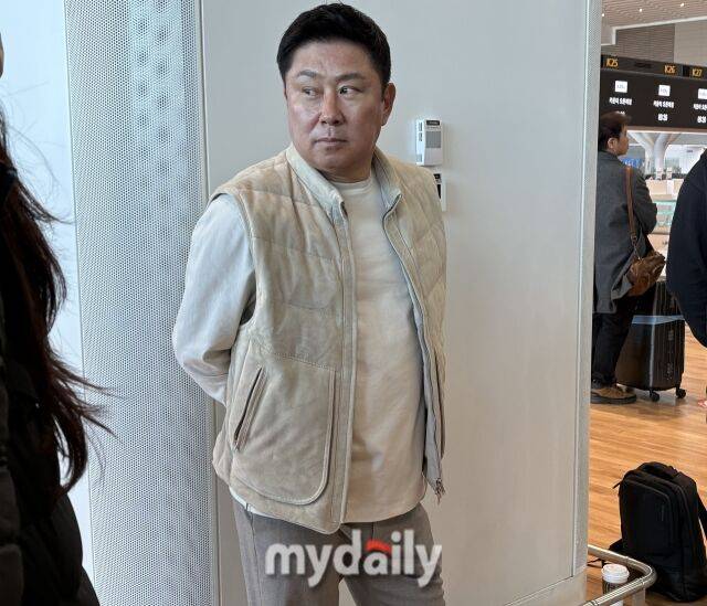 출국장에서 인터뷰에 응한 김태형 감독./인천공항=김희수 기자