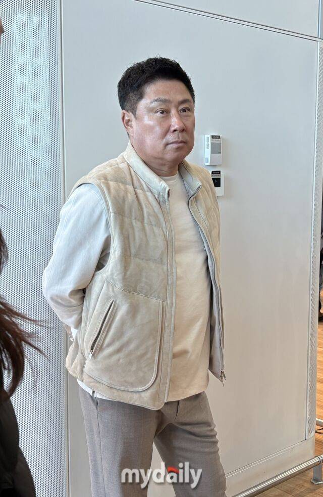 인천공항 출국장에서 인터뷰에 응한 김태형 감독./인천공항=김희수 기자