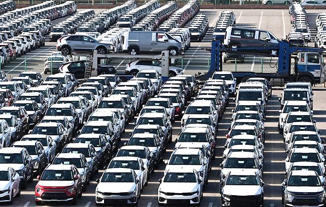 14일 경기 평택시 포승읍 평택항 자동차 전용부두에 수출용 차량이 세워져 있는 모습. [뉴시스]