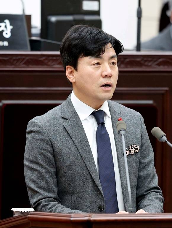 이강구 인천광역시의회 의원이 27일 제306회 임시회 제1차 본회의에서 5분 자유발언을 하고 있다.[인천시의회 제공]