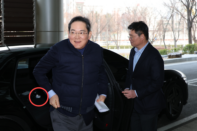 이재용 삼성전자 회장이 오는 28일 미국 워싱턴에서 열리는 ‘이건희 컬렉션’ 갈라 행사에 참석하기 위해 26일 서울 김포 비즈니스 항공센터(SGBAC)를 통해 출국하고 있다. [연합]