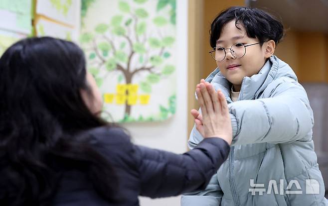 [대구=뉴시스] 이무열 기자 = 대구지역 공립초등학교 신입생 예비소집일인 5일 대구 동구 팔공초등학교에서 예비 초등학생과 교사가 인사를 나누고 있다. 2026.01.05. lmy@newsis.com **기사 내용과 관련 없습니다**