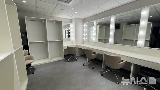 [서울=뉴시스] 윤정민 기자 = 놀유니버스는 오는 30일 서울 종로구 동숭동에 'NOL 씨어터 대학로'를 정식 개관한다. 사진은 중극장 '우리투자증권홀' 백스테이지. 2026.01.27. alpaca@newsis.com