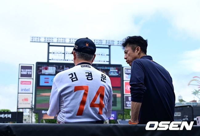 [OSEN=대전, 지형준 기자] 14일 대전 한화생명볼파크에서 2025 신한 SOL Bank KBO리그 한화 이글스와 LG 트윈스의 경기가 열렸다.LG가 40승 26패 1무(승률 .606)로 1위, 한화는 40승 27패(승률 .597)로 2위다. 0.5경기 차이다. 경기 결과에 따라 1위가 바뀔 수도 있다. 이날 한화는 폰세, LG는 임찬규를 선발로 내세웠다.한화 손혁 단장과 김경문 감독이 이야기를 나누고 있다. 2025.06.14 /jpnews@osen.co.kr