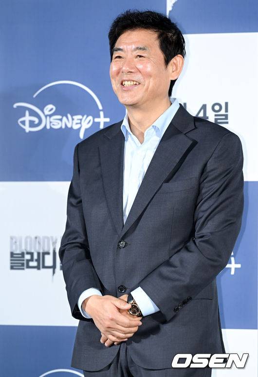 [OSEN=조은정 기자] 디즈니+ '블러디 플라워' 제작발표회가 27일 서울 용산구 CGV용산아이파크몰에서 열렸다.블러디 플라워‘는 모든 불치병을 치료할 수 있는 능력을 가진 연쇄살인범을 둘러싼 사람들의 이야기를 그린 미스터리 스릴러다.&nbsp;배우 성동일이 포즈를 취하고 있다. 2026.01.27 /cej@osen.co.kr