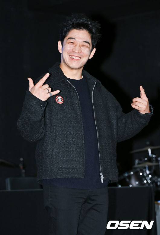 [OSEN=박준형 기자]  &nbsp;5일 오후 서울 강서구 한국음악저작권협회 본사에서 ‘학전 어게인’ 프로젝트 기자회견이 진행됐다. 내년 2월 28일부터 3월 14일까지 학전에서 개최되는 ‘학전 어게인’ 프로젝트에는 박학기를 비롯, 윤도현, 알리, 동물원, 장필순, 권진원, 유리상자, 이한철, 이은미, 자전거 탄 풍경(자탄풍), 여행스케치, 시인과촌장, 크라잉넛, 유재하동문회, 하림, 이정선, 노찾사, 한상원밴드, 최백호, 한영애 등이 노개런티로 릴레이 콘서트를 가진다.한편 학전은 1991년 대학로에 개관한 뒤 라이브 콘서트 문화를 대표하는 공간으로 자리를 잡았지만 만성적인 경영난과 김민기 대표의 건강문제가 겹치며 최근 폐관을 결정했다. 학전 창립 33주년인 내년 3월 15일에 극장의 문을 닫을 방침이다.크라잉넛 한경록이 포즈를 취하고 있다.  2023.12.05 / soul1014@osen.co.kr