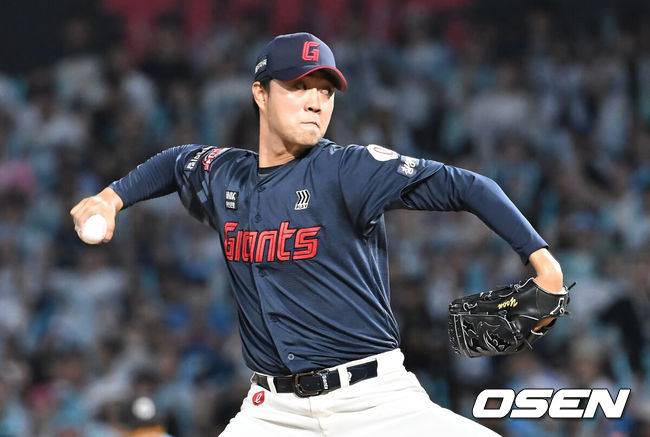 [OSEN=창원, 이석우 기자] 23일 창원NC파크에서 2025 신한 SOL 뱅크 KBO 리그 NC 다이노스와 롯데 자이언츠의 경기가 열렸다. 홈팀 NC는 김녹원이, 방문팀 롯데는 감보아가 선발 출전했다. 롯데 자이언츠 윤성빈이 역투하고 있다. 2025.08.23 / foto0307@osen.co.kr