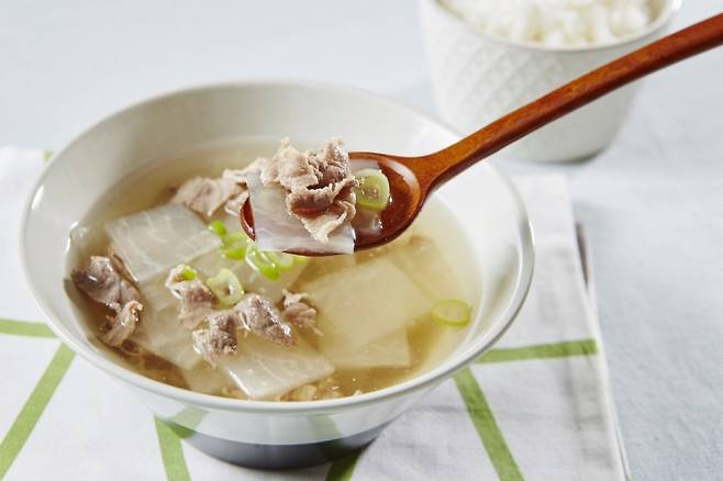 밥과 국으로 구성한 한국식 아침 식사. 전문가들은 기상 후 이른 시간에 규칙적으로 먹는 첫 끼가 장내 리듬과 혈당 안정에 중요하다고 강조한다. 아이클릭아트