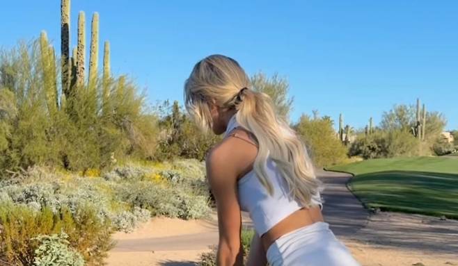 미국에서 활동 중인 여성 골프 인플루언서 ‘블론디 골프’가 골프장에서 드라이버 샷을 준비하는 모습. 해당 복장을 둘러싸고 온라인에서 찬반 논쟁이 확산했다. 블론디 골프 인스타그램 캡처