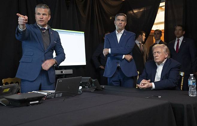 도널드 트럼프 미국 대통령과 존 랫클리프 미 중앙정보국(CIA) 국장, 피트 헤그세스 국방장관(오른쪽부터)이 1월 3일(현지 시간) 미국 플로리다주 마러라고 리조트에 마련된 상황실에서 니콜라스 마두로 베네수엘라 대통령 체포 작전 상황을 지켜보고 있다. 도널드 트럼프 트루스소셜