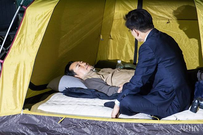 1월21일 김문수 전 고용노동부 장관이 장동혁 국민의힘 대표를 찾아 격려하고 있다. ⓒ시사IN 박미소