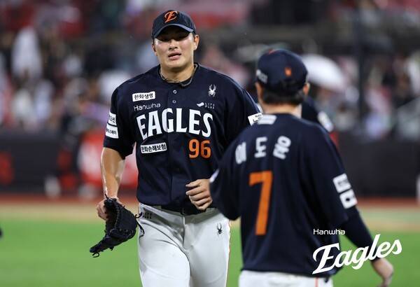 류현진이 놀랐다, 사람이야? 소리 들은 한화 190cm 우완…한 손으로 들어 올린 40kg, 경기장에서도 괴력 나올까