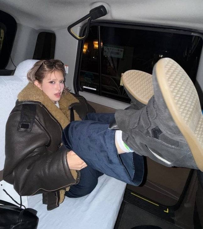 전소미, 일본 택시 사진 공중도덕 논란 확산…비매너 지적에 삭제