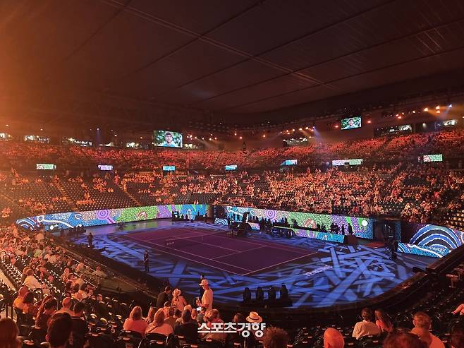 매일 저녁 경기 시작 전 센터코트 로드 레이버 아레나에서는 레이저 쇼가 펼쳐진다. 멜버른|박준용