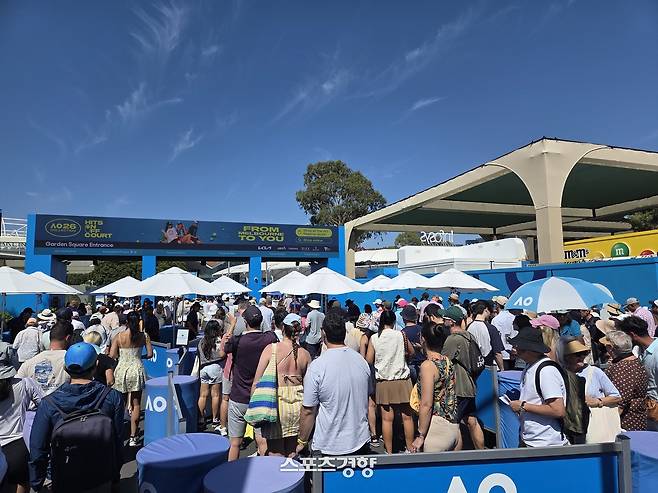 27일 멜버른 온도가 40도에 육박했지만 입구에는 경기장에 입장하려는 사람들로 줄이 길게 늘어 서 있다. 멜버른|박준용