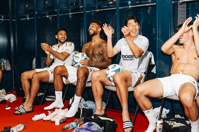 ▲ 역대 두 번째 MLS컵 우승과 5시즌 연속 서부 4위 입성·플레이오프 준결승행이다. 최근 4년간 이 모든 조건을 충족한 팀은 LAFC가 유일하다. 흥부 듀오 시즌 2에 대한 기대가 커지는 이유는 명료하다. 손흥민이 이번에는 완전한 프리시즌을 소화하며 부앙가와 새 사령탑 마르크 도스 산투스 감독, 그리고 팀 전체와 호흡을 맞추기 때문이다. ⓒ LAFC