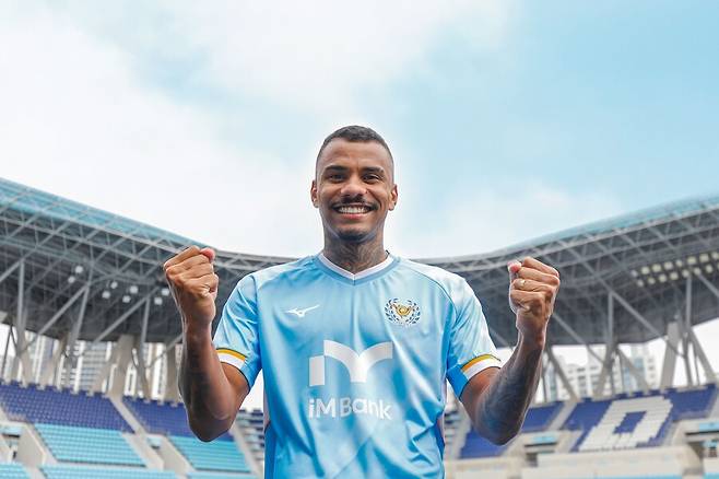 ▲ 대구FC가 브라질 공격수 세라핌 영입으로 마지막 공격 퍼즐 완성했다. 수원삼성 팀내 최다 득점 공격수 세라핌 영입해 세징야, 에드가와 최강 브라질 라인을 완성했다.