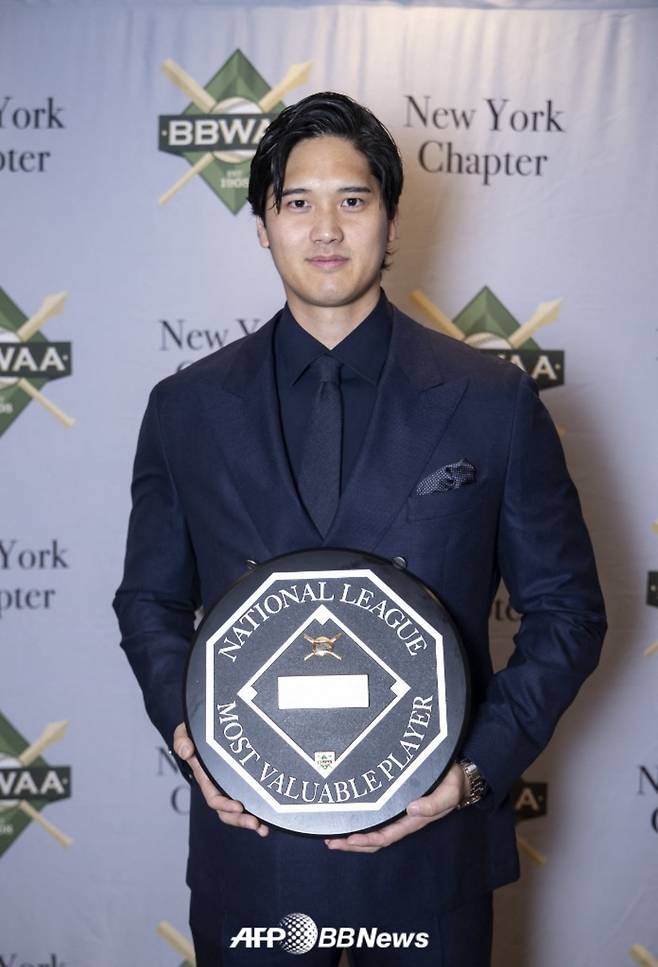 LA 다저스 오타니 쇼헤이가 25일(한국 시각) 미국 뉴욕에서 열린 전미야구기자협회(BBWAA) 뉴욕 지부가 주최하는 시상식 저녁 만찬에 참석, 포즈를 취하고 있다. /AFPBBNews=뉴스1