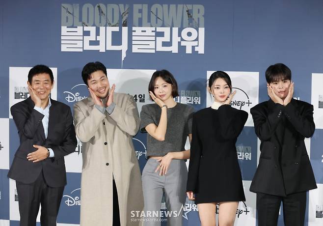 배우 성동일, 신승환, 금새록, 정소리, 려운이 27일 오전 서울 CGV용산아이파크몰에서 진행된 디즈니+ 오리지널 시리즈 '블러디 플라워' 제작발표회에 참석해 포즈를 취하고 있다.  모든 불치병을 치료할 수 있는 능력을 가진 연쇄살인범을 둘러싼 사람들의 이야기를 그린 미스터리 스릴러 '블러디 플라워'는 내달 4일 공개된다. /2026.01.27 /사진=이동훈 photoguy@