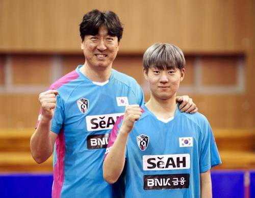 오상은 탁구 남자대표팀 감독(왼쪽)과 아들 오준성 [촬영 이동칠]