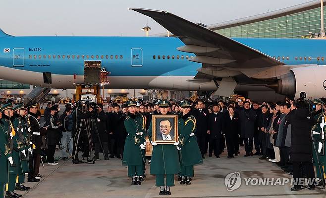 이해찬 전 총리 시신, 고국 품으로… (영종도=연합뉴스) 민주평통 수석부의장으로서 베트남 출장 중 갑작스럽게 별세한 고 이해찬 전 국무총리의 시신이 27일 인천국제공항에 도착, 빈소가 마련된 서울대병원 장례식장으로 운구되고 있다. 2026.1.27 [공항사진기자단] photo@yna.co.kr