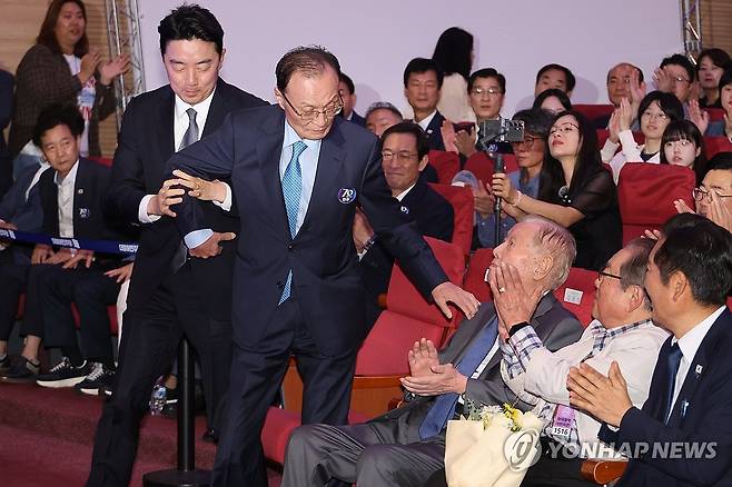 이해찬 상임고문 부축하는 강훈식 비서실장 (서울=연합뉴스) 김주성 기자 = 19일 서울 여의도 국회 의원회관에서 열린 '국민과 함께, 당원과 함께 민주 70' 창당 70주년 기념식에서 강훈식 대통령 비서실장이 상임고문인 이해찬 전 총리를 부축하고 있다. 2025.9.19 utzza@yna.co.kr