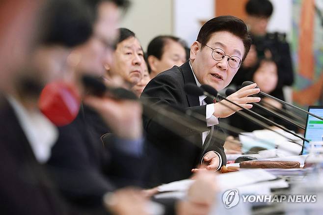 이재명 대통령, 국무회의 주재 (서울=연합뉴스) 한상균 기자 = 이재명 대통령이 27일 청와대에서 국무회의를 주재하고 있다. 2026.1.27 [청와대통신사진기자단] xyz@yna.co.kr