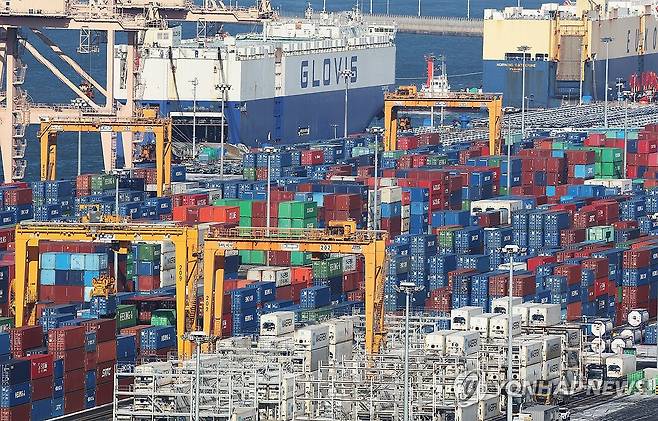 평택항에 쌓여있는 컨테이너 (평택=연합뉴스) 홍기원 기자 = 도널드 트럼프 미국 대통령이 한국 국회가 한미 간의 무역합의 이행에 필요한 법적 절차를 진행하지 않았다고 주장하며 한국산 제품에 대한 관세를 무역합의 이전 수준으로 다시 인상하겠다고 밝혔다.
    트럼프 대통령은 26일(현지시간) 사회관계망서비스(SNS) 트루스소셜에 올린 글에서 "한국 입법부가 한국과 미국과의 합의를 지키지 않고 있다"면서 "이에 따라 난 자동차, 목재, 의약품 및 기타 모든 상호관세(국가별 관세)를 15%에서 25%로 인상한다"고 밝혔다. 
    사진은 27일 경기도 평택항에 컨테이너가 쌓여있는 모습. 2026.1.27 xanadu@yna.co.kr