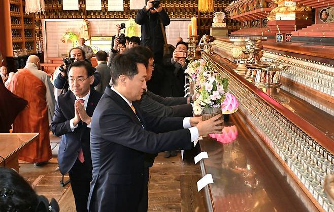 헌화하는 오세훈 서울시장 오세훈 서울시장이 27일 조계사 대웅전에서 열린 '2026 한국불교종단협의회 신년하례법회'에서 헌화하고 있다. [서울시 제공. 재판매 및 DB 금지]