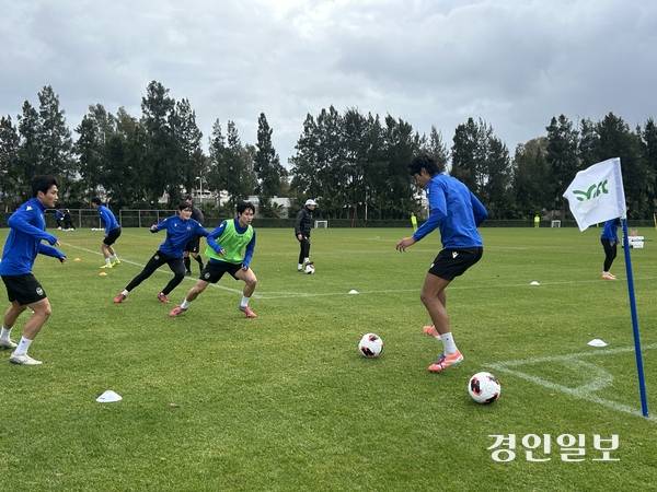 지난 26일 오후 인천 유나이티드 선수단이 스페인 안달루시아 라우니온 시립 축구경기장에서 기술 훈련을 하고 있다. 2026.1.26 스페인 안달루시아/백효은기자 100@kyeongin.com