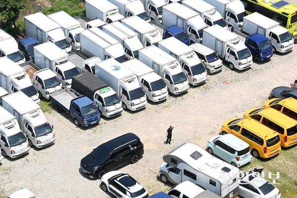 전국 어디서든 차량 등록이 가능한 무관할 차량등록제가 시행되면서 중고차 단지가 몰려 있는 수원·인천 등 특정 지자체에 업무가 가중되고 있다는 지적이다. 사진은 23일 수원시 권선구 한 중고차 단지에 차량들이 빼곡히 주차된 모습. 2025.6.23 /최은성기자 ces7198@kyeongin.com