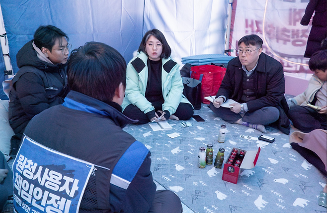 ▲ 용혜인 기본소득당 대표가 지난 27일 인천 부평구 한국GM 부평공장 서문 앞 농성장에서 GM 세종물류센터 노동자 집단 해고 사태와 관련해 금속노조 GM부품물류지회 관계자들과 대화를 나누고 있다. /사진제공=기본소득당