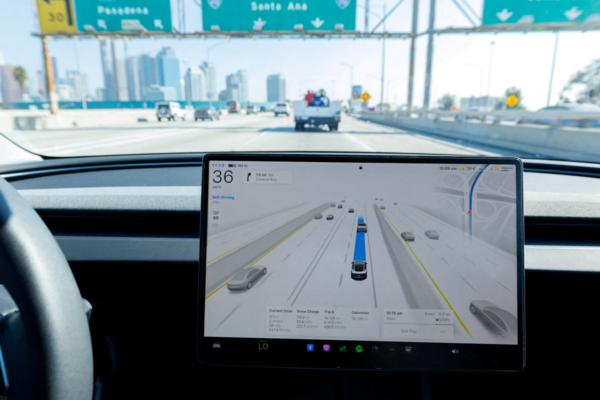 FSD 소프트웨어로 주행 중인 테슬라 모델3. 연합뉴스