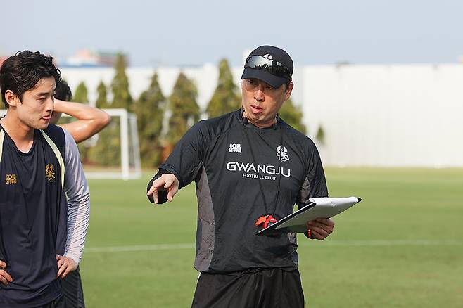 이정규 광주FC 감독이 후아힌 전지훈련에서 선수들에게 전술 지도를 하고 있다.  <광주FC>