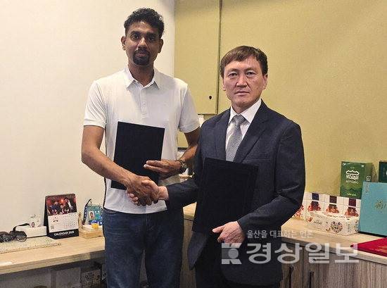 ▲ 김영호(오른쪽) 케이피비 대표와 Jeff Punchihewa Hayleys 그룹 CEO가 원료 공급계약을 체결하고 기념촬영을 하고 있다. 케이피비 제공