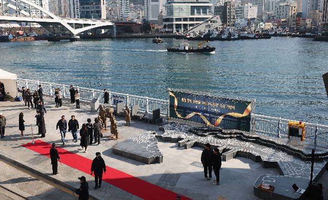 부산 중구 유라리광장과 부산항 제1부두를 잇는 1.2km 구간에 바다 산책로 조성이 추진된다. 사진은 지난해 11월 20일 부산 중구 유라리광장 일원에서 열린 피란수도광장 조성 기념식. 부산일보DB