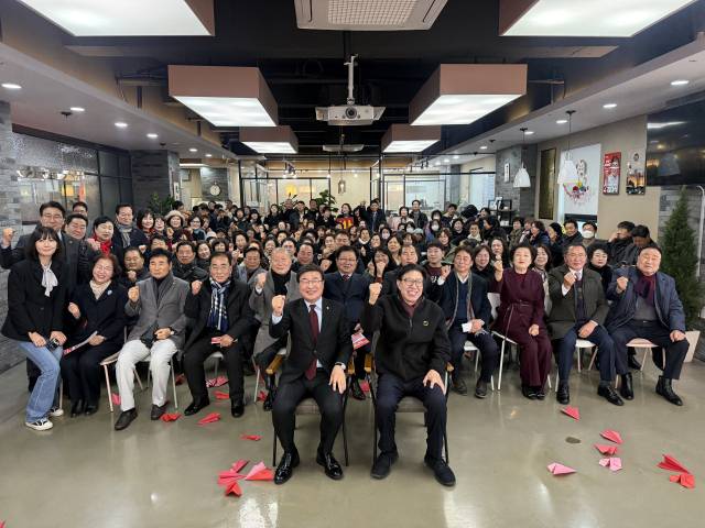 박형준 부산시장이 28일 국민의힘 부산 사상당협위원회와의 간담회를 마친 후 기념사진 촬영을 위해 포즈를 취하고 있다. 국민의힘 사상당협위원회 제공