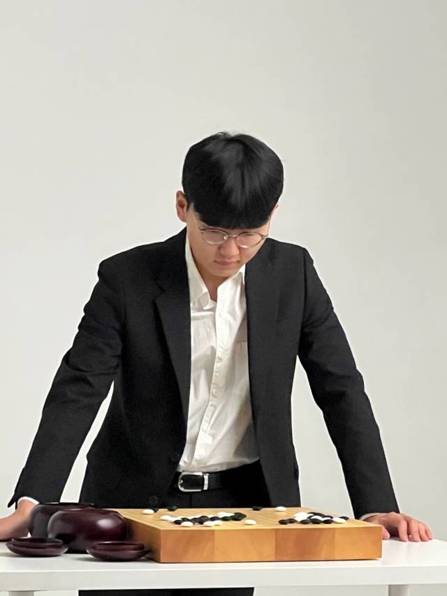 바둑판 앞에서 포즈를 취한 신진서 9단. 신진서 제공