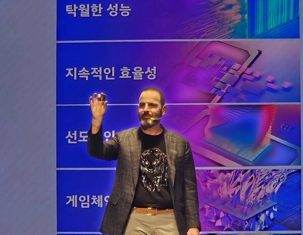 조쉬 뉴먼 인텔 컨슈머 PC 부문 총괄이 28일 서울에서 열린 기자간담회에서 '팬서 레이크'를 들고 제품에 대해 설명하고 있다. [출처=진운용 기자]