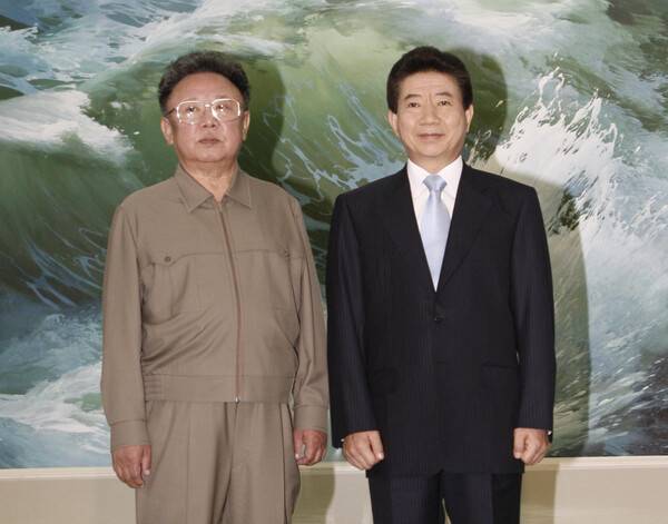 노무현 대통령과 김정일 북한 국방위원장이 평양 백화원 영빈관에서 열린 남북정상회담에서 기념촬영을 하고 있다. 2007.10.3. 연합뉴스&nbsp;