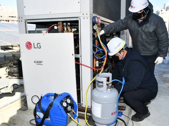 하이엠솔루텍 엔지니어가 LG시스템에어컨 서비스 현장에서 폐냉매를 회수하고 있다.(사진=하이엠솔루텍)