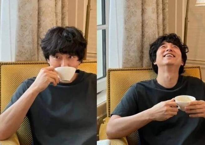 공유가 굵은 웨이브 헤어로 커피를 마시며 여유로운 일상을 즐기고 있다. 사진=공유 소셜미디어