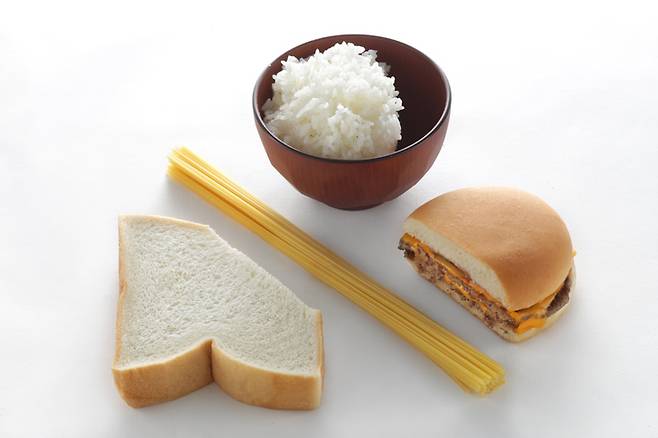 흰쌀밥, 흰식빵, 밀가루 면, 인스턴트 면류 등 혈당을 빠르게 끌어올리는 정제 탄수화물 위주의 식단은 치매 발생 위험을 높인다. 사진=게티이미지뱅크