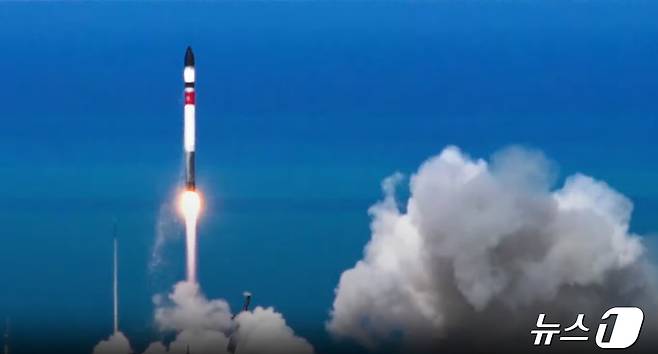 (사진은 기사 내용과 무관함) 국내 최초로 양산형으로 개발된 '초소형 군집위성' 1호를 실은 우주발사체가 24일 오전 7시 32분(현지시간 오전 10시 32분)에 뉴질랜드 마히아 발사장에서 발사되고 있다..(로켓랩 유튜브 캡처) 2024.4.24/뉴스1