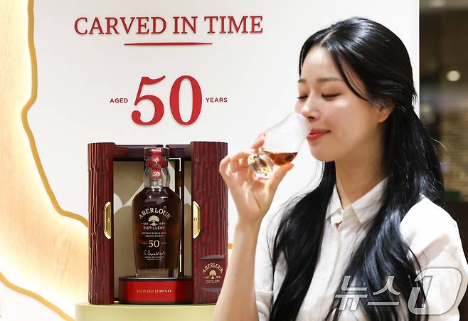 28일 서울 중구 롯데백화점 본점 식품관에서 모델이 설 명절을 맞이해 전세계 단 20병 한정 생산된 '아벨라워 50년산'을 단독으로 선보이고 있다.  2026.1.28/뉴스1 ⓒ News1 최지환 기자