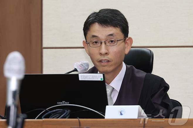 우인성 부장판사가 24일 오후 서울 서초구 서울중앙지방법원에서 열린 김건희 여사의 첫 재판에서 법정 촬영 허가 사항에 대해 설명하고 있다. 2025.9.24/뉴스1 ⓒ News1 사진공동취재단