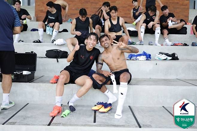 포항 니시야 켄토(왼쪽)와 완델손. 사진 | 한국프로축구연맹